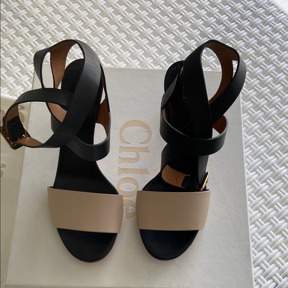 Chloe Black And Tan Sandals With Modern Design - Size 38